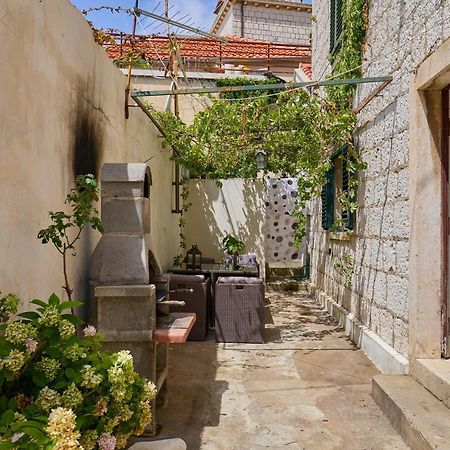 Just A Step To The Old City Gates Dubrovnik Exterior photo